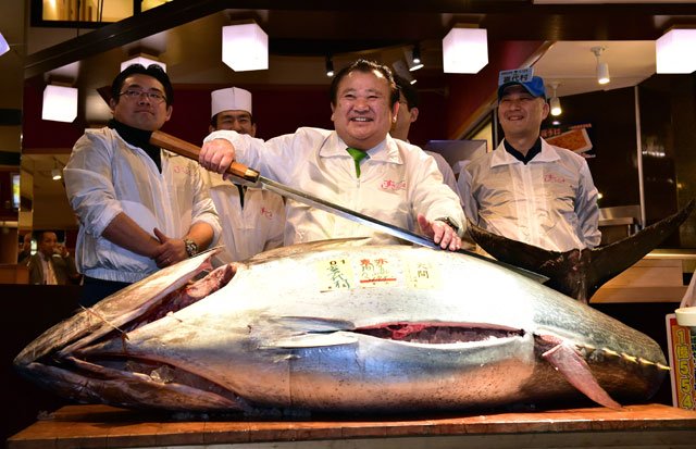 bluefin tuna are auctioned during the first trading day of the new year at tokyo 039 s tsukiji fish market on january 5 2016 a 200kg bluefin tuna on january 5 was auctioned for 117 000 usd 14 million yen at this year 039 s first auction at the tokyo fish market photo afp