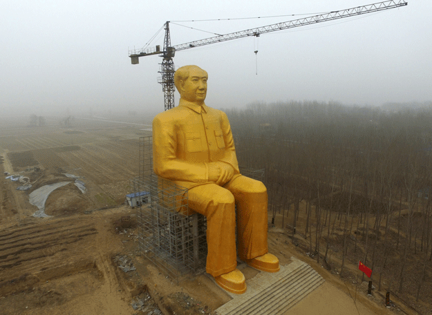 a huge statue of chairman mao zedong under construction in tongxu county in kaifeng central china 039 s henan province on january 4 2016 photo afp