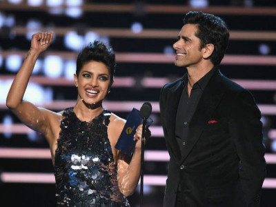 john stamos interrupts priyanka s thank you speech at people s choice awards john stamos interrupts priyanka s thank you speech at people s choice awards