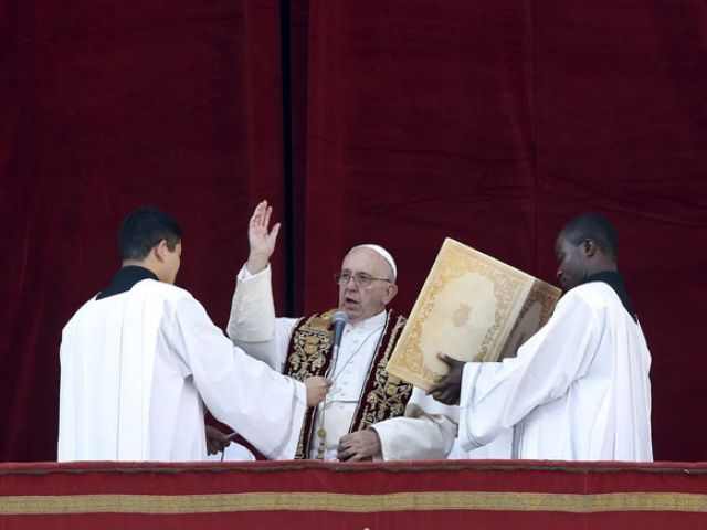 pope francis makes a blessing during the quot urbi et orbi quot to the city and the world message on christmas day from the balcony overlooking st peter 039 s square at the vatican december 25 2015 photo reuters