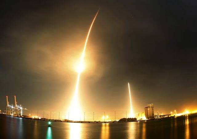 a long exposure photograph shows the spacex falcon 9 lifting off l from its launch pad and then returning to a landing zone r at the cape canaveral air force station photo reuters a long exposure photograph shows the spacex falcon 9 lifting off l from its launch pad and then returning to a landing zone r at the cape canaveral air force station photo reuters