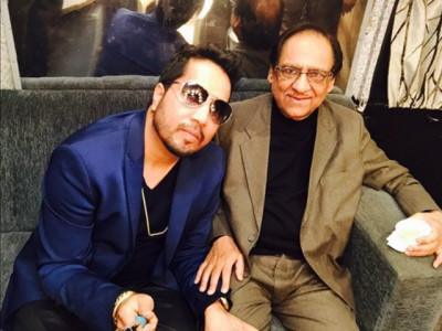 ghulam ali pays surprise visit to mika s concert in delhi