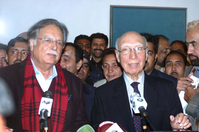 adviser to prime minister on foreign affairs sartaj aziz and federal minister for information and broadcasting pervez rashid talking to media persons in lahore on january 9 2016 photo app