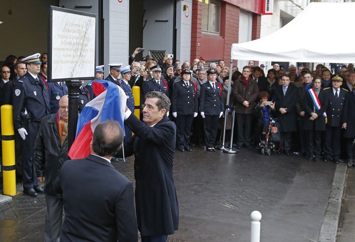 french president francois hollande l and mayor of montrouge jean loup metton unveil a plaque honoring late policewoman clarissa jean philippe in montrouge south of paris on january 9 2016 photo afp