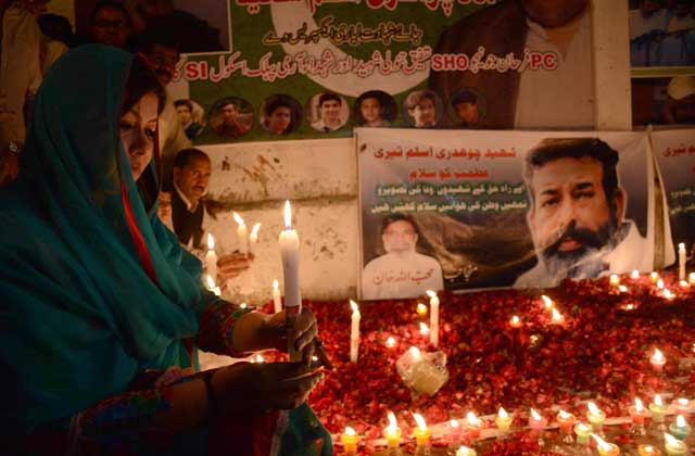 wife of slain sp chaudhry aslam khan lighting up candles in his memory at the karachi press club on january 9 2016 photo mohammad noman