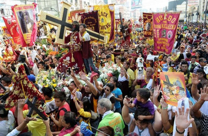 two dead hundreds hurt in philippines relgious festival