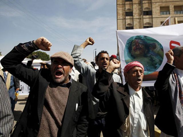 people demonstrate against saudi led air strikes outside the united nations 039 offices in sanaa photo reuters