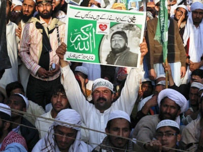 rallying for mumtaz qadri case registered against 2 000 party activists rallying for mumtaz qadri case registered against 2 000 party activists