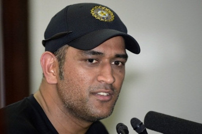 dhoni not convinced by drs after wrong call