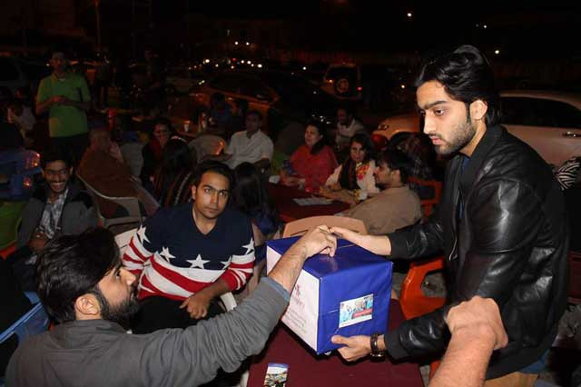 a greenwich university students collects donations for building a school gilgit baltistan photo harris javaid a greenwich university students collects donations for building a school gilgit baltistan photo harris javaid