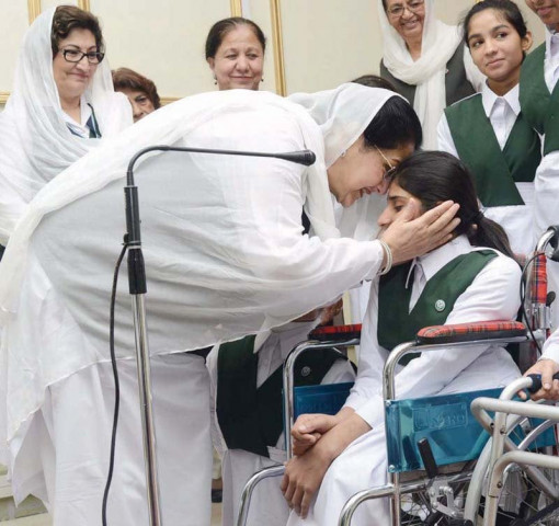 chief guide begum kalsoom nawaz talks to a special girl guide photo pr chief guide begum kalsoom nawaz talks to a special girl guide photo pr