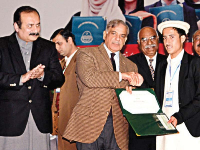 the chief minister gives away a prize to a student photo express the chief minister gives away a prize to a student photo express