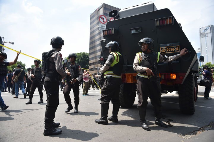 indonesian armed police clear the area near a starbucks after a series of blasts hit jakarta on january 14 2016 photo afp