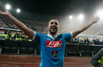 record setting higuain firing napoli s title charge