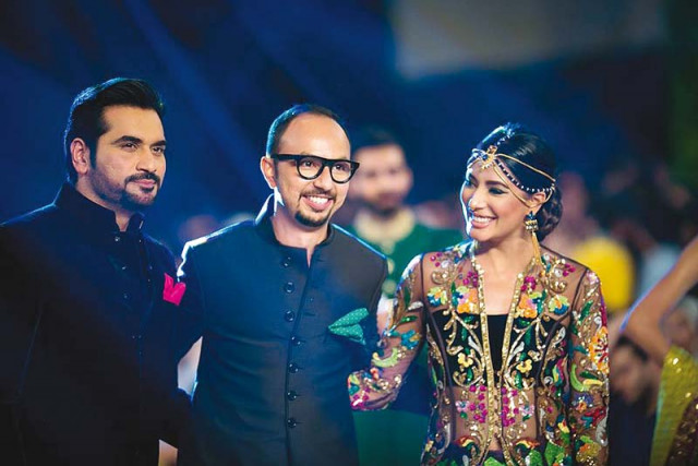 nomi ansari with showstoppers mehwish hayat and humayun saeed at plbw 2015 photo publicity nomi ansari with showstoppers mehwish hayat and humayun saeed at plbw 2015 photo publicity