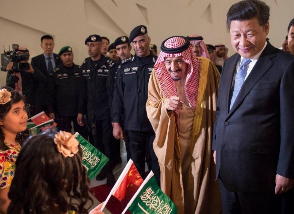 saudi king salman bin abdulaziz c and chinese president xi jinping r attending the inauguration of the yanbu aramco sinopec refining company yasref project in riyadh on january 20 2016 photo afp