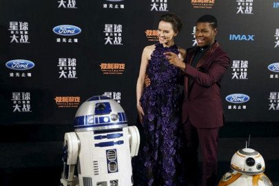 disney pushes next star wars movie release to december 2017