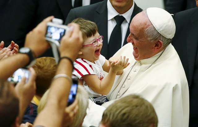 an italian policewoman helped deliver the baby just outside st peter 039 s square photo spanishnewstoday