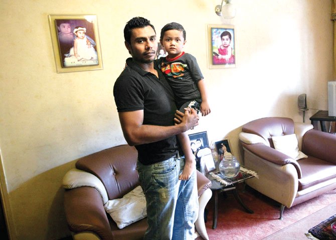 danish kaneria with his son photo afp