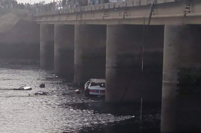 13 dead as van plunges into canal near lahore