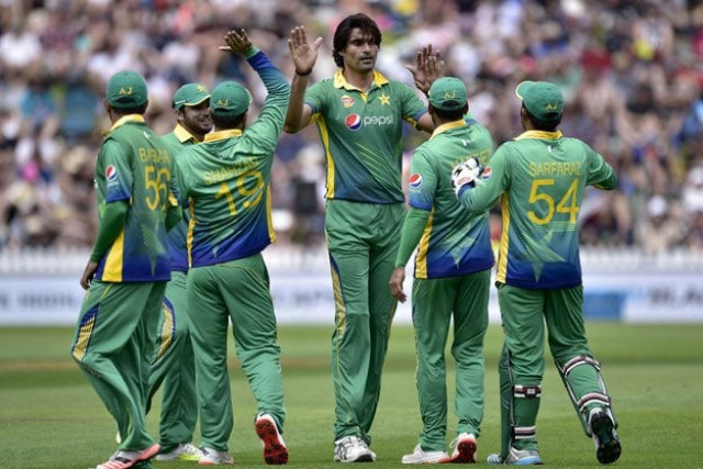 mohammed irfan c of pakistan celebrates mitchell santner of new zealand being caught by pakistan keeper sarfraz ahmed during the first one day international between new zealand and pakistan at the basin reserve in wellington on january 25 2016 photo afp mohammed irfan c of pakistan celebrates mitchell santner of new zealand being caught by pakistan keeper sarfraz ahmed during the first one day international between new zealand and pakistan at the basin reserve in wellington on january 25 2016 photo afp
