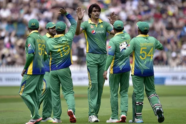 mohammed irfan c of pakistan celebrates mitchell santner of new zealand being caught by pakistan keeper sarfraz ahmed during the first one day international between new zealand and pakistan at the basin reserve in wellington on january 25 2016 photo afp mohammed irfan c of pakistan celebrates mitchell santner of new zealand being caught by pakistan keeper sarfraz ahmed during the first one day international between new zealand and pakistan at the basin reserve in wellington on january 25 2016 photo afp