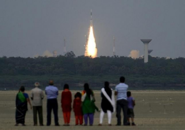 people watch as india 039 s geosynchronous satellite launch vehicle gslv d6 blasts off carrying a 2117 kg gsat 6 communication satellite from the satish dhawan space centre at sriharikota india august 27 2015 photo reuters people watch as india 039 s geosynchronous satellite launch vehicle gslv d6 blasts off carrying a 2117 kg gsat 6 communication satellite from the satish dhawan space centre at sriharikota india august 27 2015 photo reuters