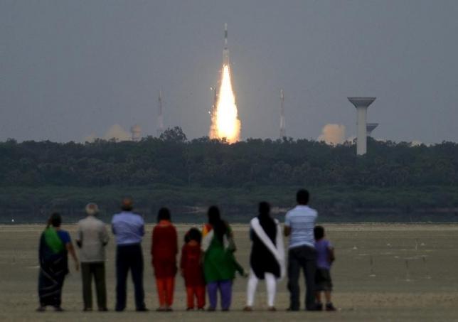 people watch as india 039 s geosynchronous satellite launch vehicle gslv d6 blasts off carrying a 2117 kg gsat 6 communication satellite from the satish dhawan space centre at sriharikota india august 27 2015 photo reuters