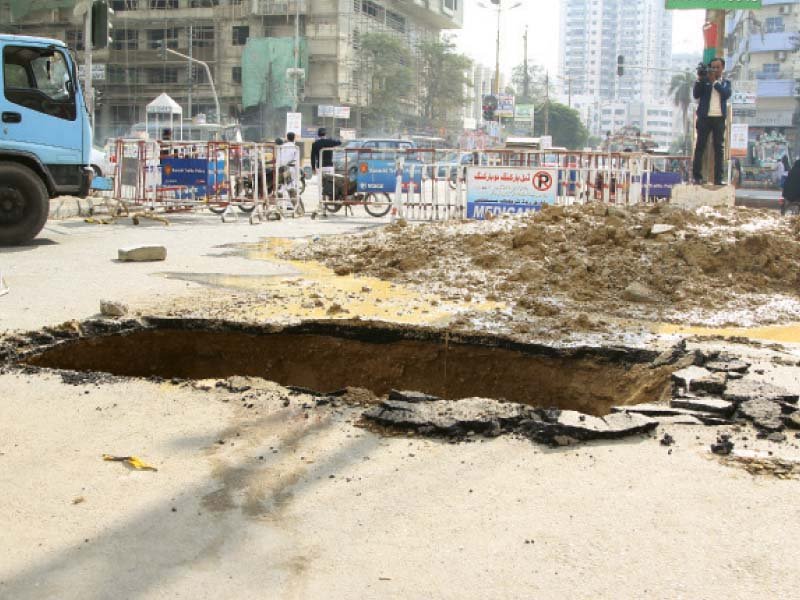 digging deep 8 foot deep crater causes traffic jam sewage enters houses