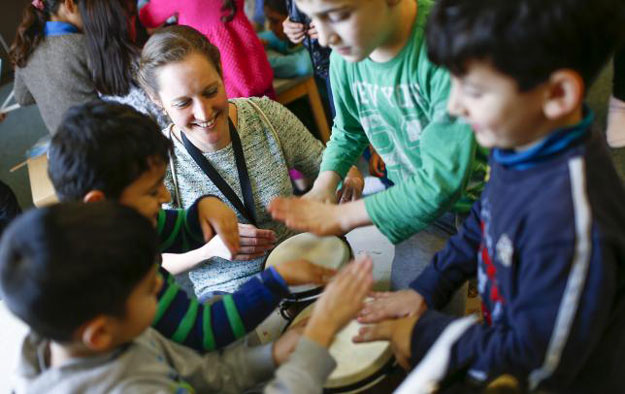 nina peretz head of jewish initiative 039 friends of the fraenkleufer synagogue 039 plays drums with migrant children at a refugee shelter in berlin germany december 20 2015 photo reuters