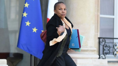 french justice minister quits after disagreement with hollande