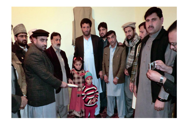 chairman landikotal press club sudhir ahmad afridi handed over an amount of rs 173500 to the children of shaheed journalist mehboob shah afridi photo inp