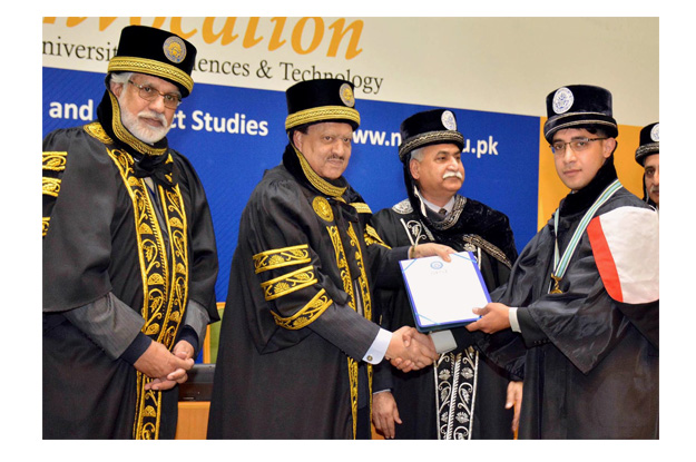 president mamnoon hussain giving away medals to position holders on the ocassion of 2nd convocation of bachelor of military art and science photo inp