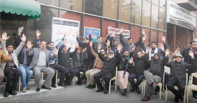 pia workers in lahore held a demonstration in front of the pia head office on wednesday photo express pia workers in lahore held a demonstration in front of the pia head office on wednesday photo express