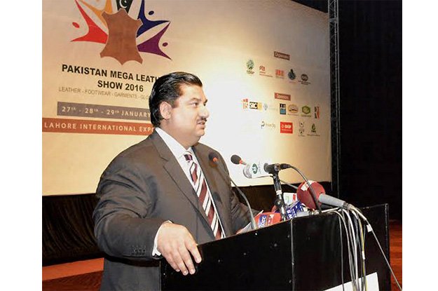 federal minister for commerce khurram dastgir speaking at the second pakistan mega leather show photo nni