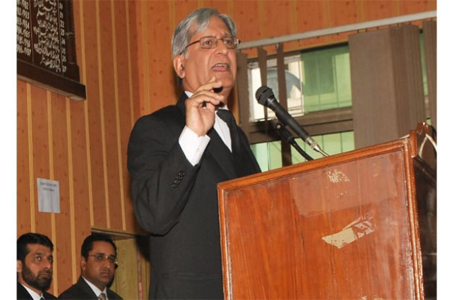 senator aitezaz ahsan addressing lawyers at sialkot bar association photo inp senator aitezaz ahsan addressing lawyers at sialkot bar association photo inp