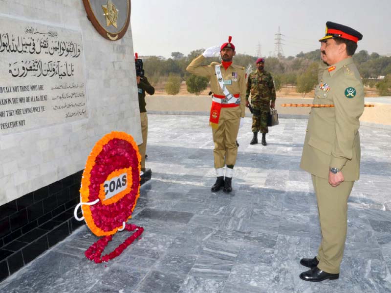 gen raheel sahrif lays wreath at the yadgar e shuhada sindh regimental centre photo inp