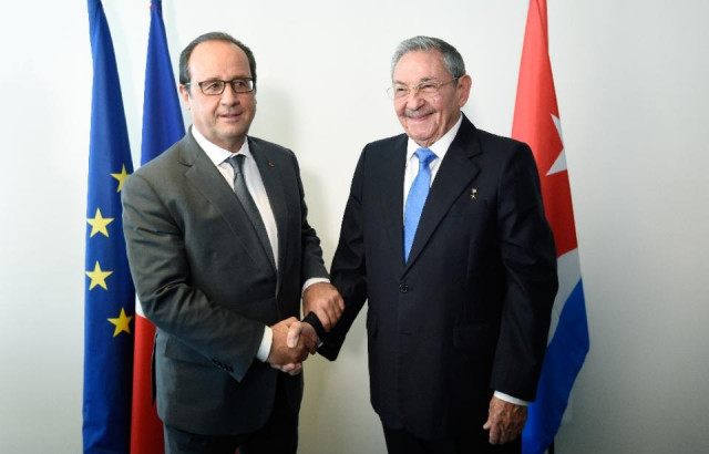 french president francois hollande meets with his cuban counterpart raul castro as part of the 70th un assembly on september 28 in new york photo afp