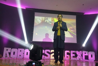 artificial intelligence robots walk the ramp at itu