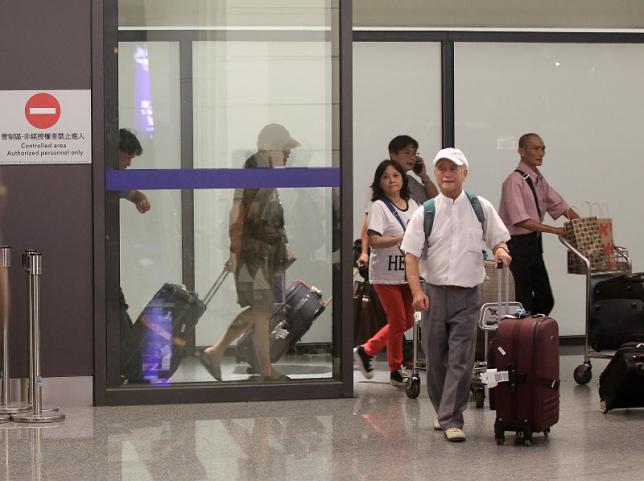 chinese airline passengers start transiting taiwan taipei passengers arrive at the taoyuan international airport in northern taiwan may 14 2014 photo reuters