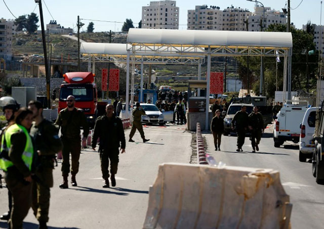 israeli security forces gather at the scene of a reported palestinian shooting attack at a checkpoint near the beit el settlement close to west bank city of ramallah on january 31 2016 photo afp
