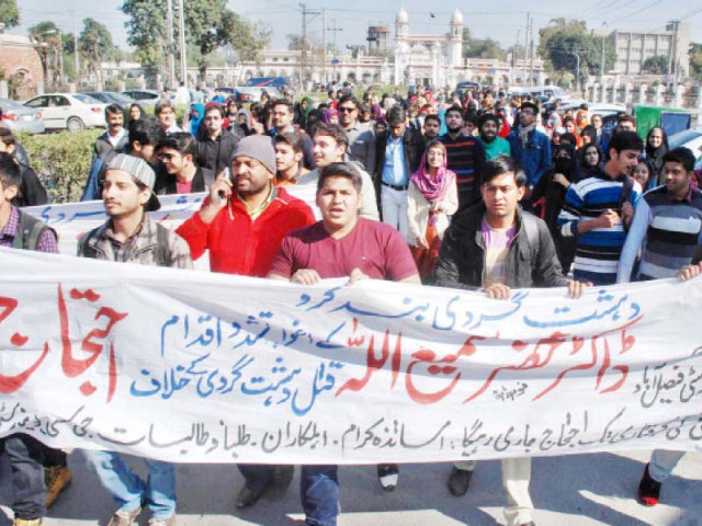 students of the gcuf demanding prompt action against randhawa photo inp students of the gcuf demanding prompt action against randhawa photo inp