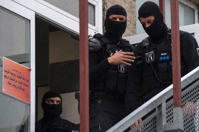 german police stand outside an association linked to a mosque in berlin 039 s central tempelhof schoeneberg district during raid targeting individuals suspected of inciting people to fight for the islamic state group in syria on september 22 2015 photo afp