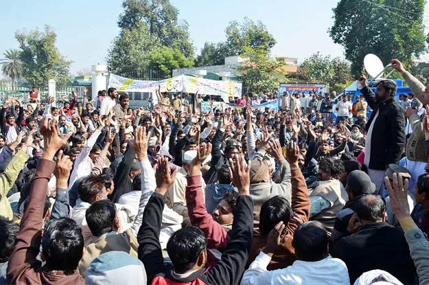 activist of pasban rickshaw union hold a demonstration in support of their demands outside dco office photo online activist of pasban rickshaw union hold a demonstration in support of their demands outside dco office photo online
