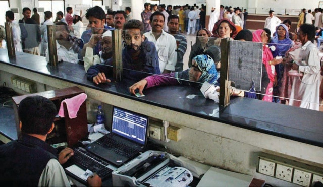people throng the cantt railway station in karachi to book tickets as pia s grounding of planes upset many s plans photo online people throng the cantt railway station in karachi to book tickets as pia s grounding of planes upset many s plans photo online