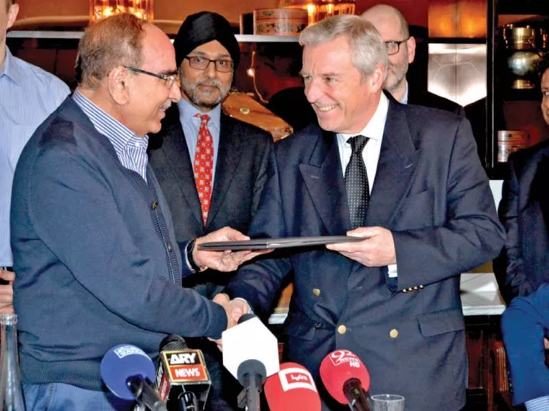 bahria town chief malik riaz and harley street clinic s dr richard gullen exchange documents after signing the agreement photo pr bahria town chief malik riaz and harley street clinic s dr richard gullen exchange documents after signing the agreement photo pr