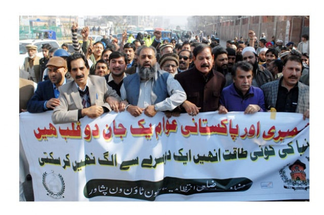 federal government is compromising over issue says mushtaq ghani photo express federal government is compromising over issue says mushtaq ghani photo express