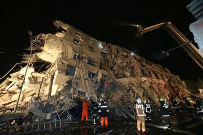 over 100 trapped in collapsed building after taiwan quake