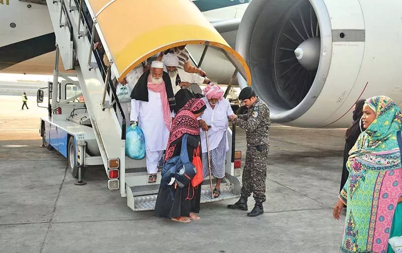 pilgrims disembark from a pia plane at islamabad airport photo online pilgrims disembark from a pia plane at islamabad airport photo online