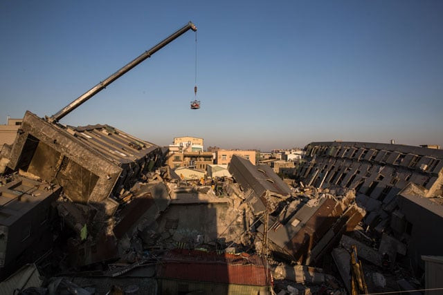a crane is used in the rescue and search operations that continue at the site where a building complex which collapsed in the 6 4 magnitude earthquake in the southern taiwanese city of tainan on february 8 2016 photo afp a crane is used in the rescue and search operations that continue at the site where a building complex which collapsed in the 6 4 magnitude earthquake in the southern taiwanese city of tainan on february 8 2016 photo afp